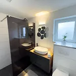 Klassen Apartments! Stadtnahes Ferienhaus* Mit Terrasse In * Fuer 6-8 Personen