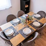 Дом отдыха Klassen Apartments! Stadtnahes Ferienhaus* Mit Terrasse In * Fuer 6-8 Personen *